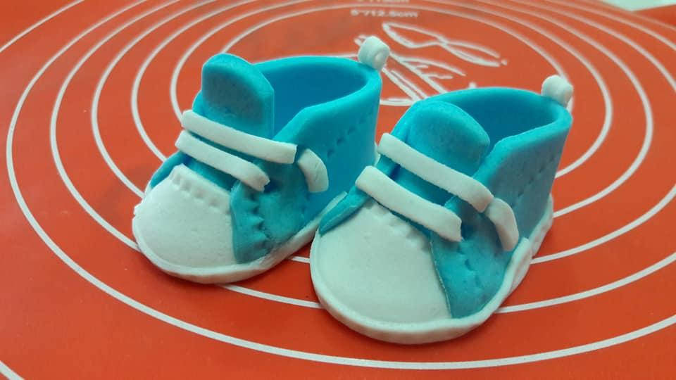 

Сахарное украшение на торт кеды для мальчика.