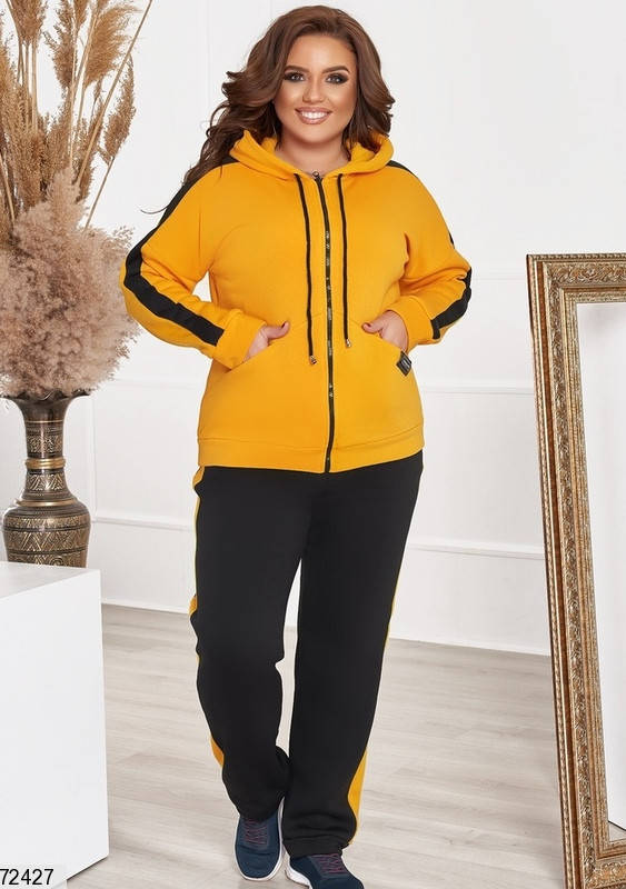 

Р. 48-66 Женский теплый спортивный костюм с начесом батал горчичный/черный 60/62