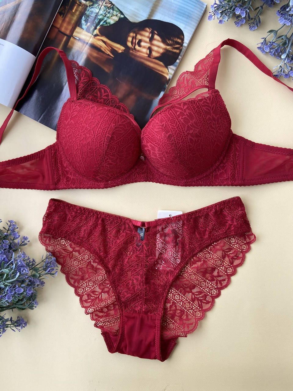 

Деликатный красный комплект нижнего белья с кружевом, бюстгальтер с трусами, женское нижнее белье 80С