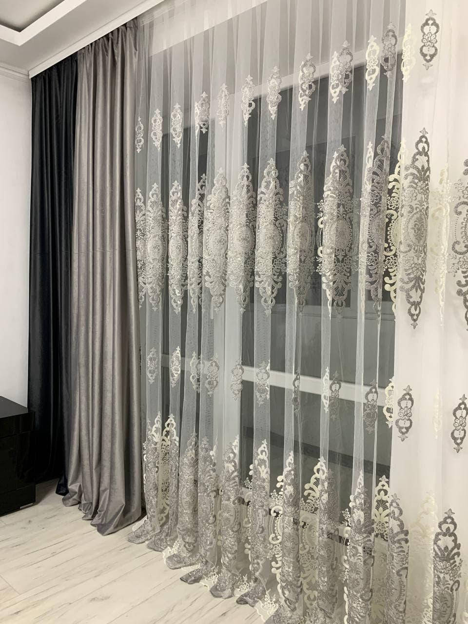 

Тюль на основе фатина с красивыми купонами в зал/спальню. Цвет: Серый.