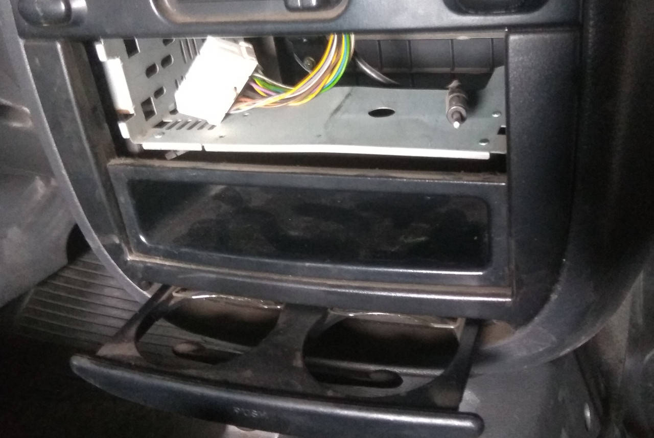 

Рамка облицовка магнитолы део ланос сенс