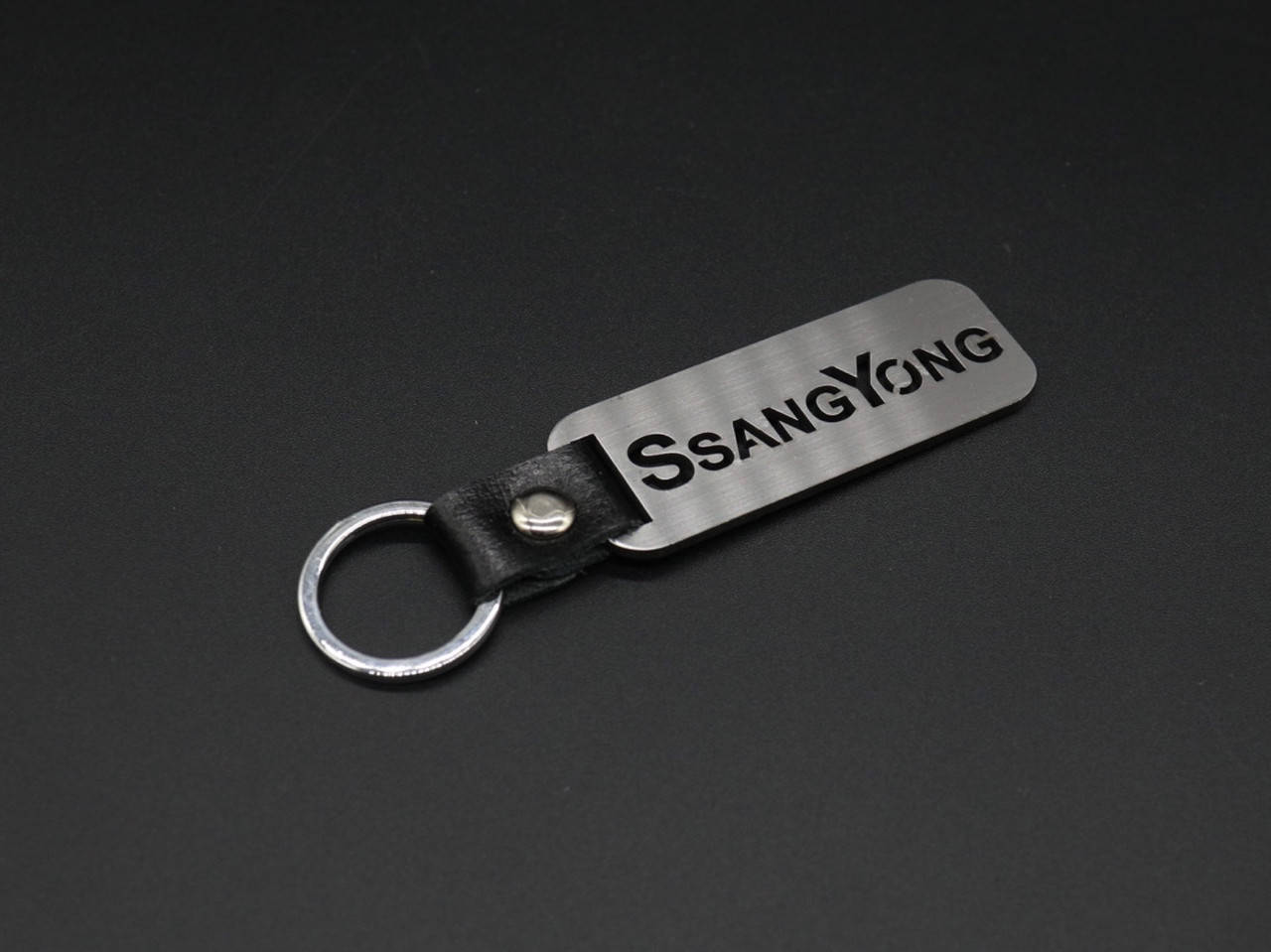 

Брелок металлический. SsangYong. 10х2,5см, Коричневый