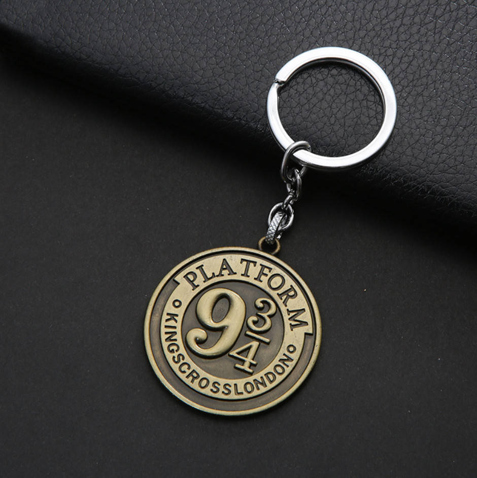 

Брелок Гарри Поттер Платформа 9 3/4 6054 золотистый