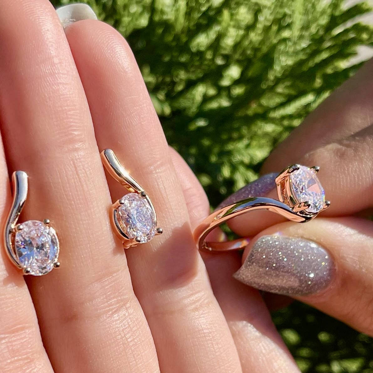 

Позолоченный комплект с белыми овальными кристаллами. кольцо размер 19.20.21.22.