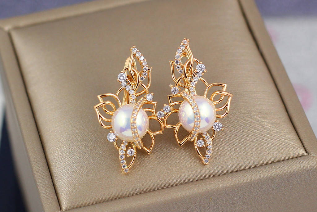 

Серьги Xuping Jewelry амфора с жемчужиной 3 см золотистые