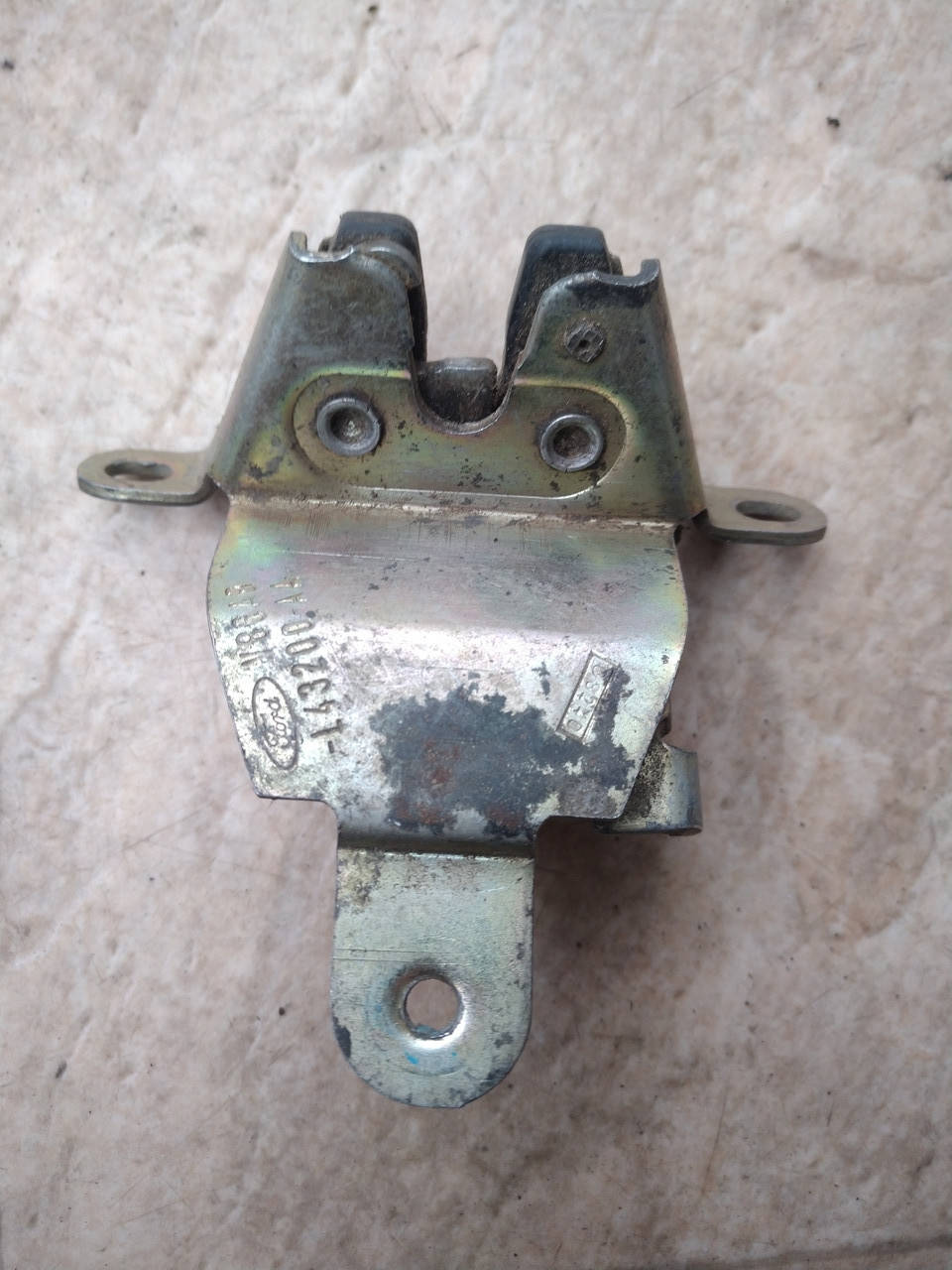 

Замок крышки багажника Ford Escort V86AB-L43200-AA