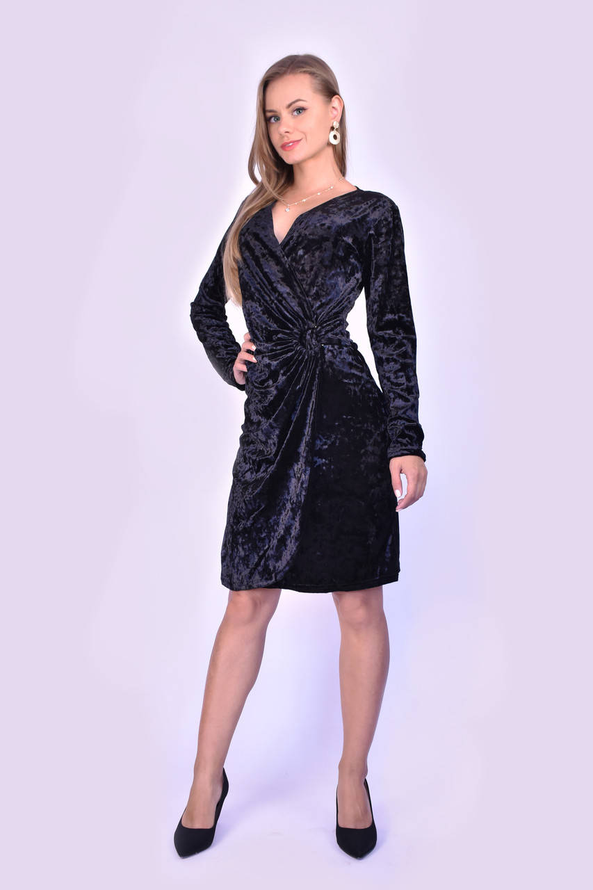 

Женское платье с запахом из велюра, черное