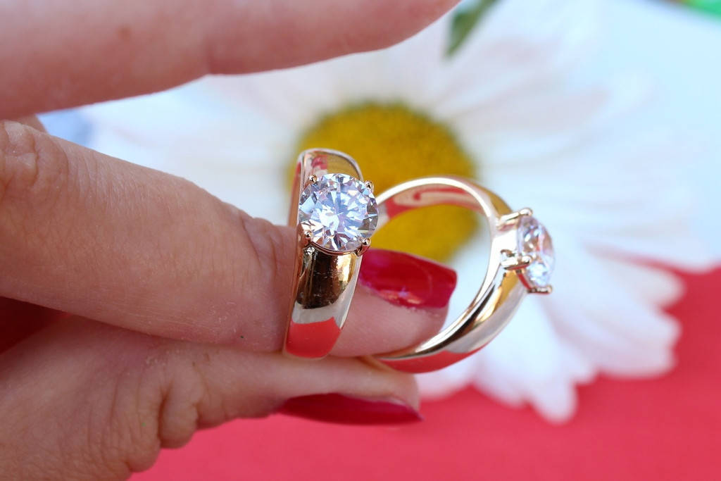 

Кольцо Xuping Jewelrу широкое гладкие бока с камнем 8 мм р 15 золотистое