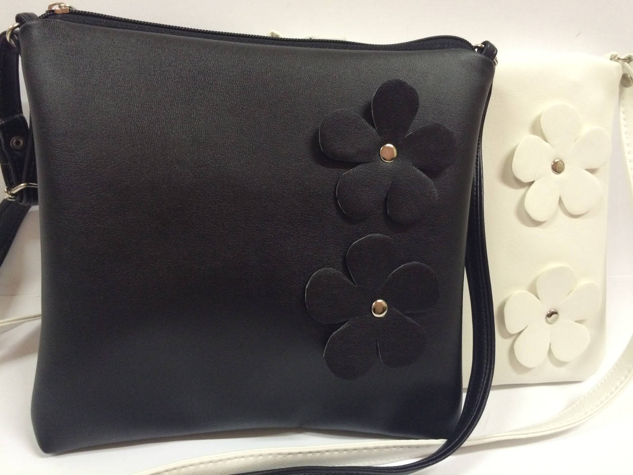 

Сумки через плечо с цветком