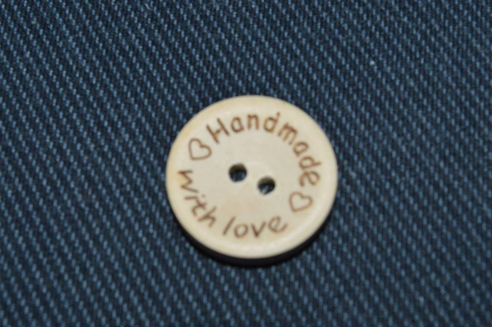 

Пуговица деревянная с надписью Hendmade 15 мм