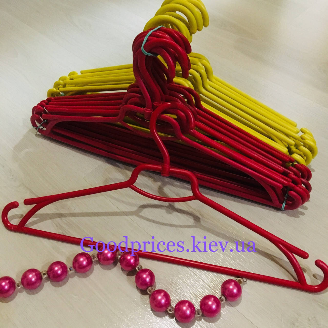

Вешалки плечики плотный пластик 43см, Красный
