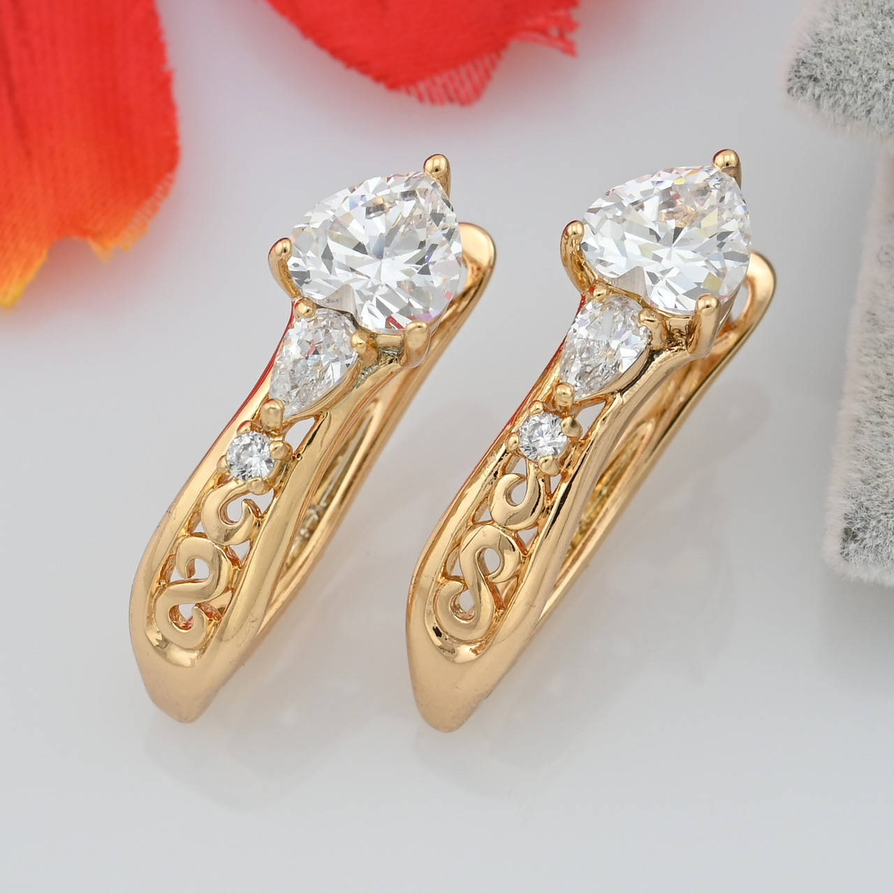 

Серьги Xuping 21590 размер 24х8 мм белые фианиты вес 5.0 г позолота 18К