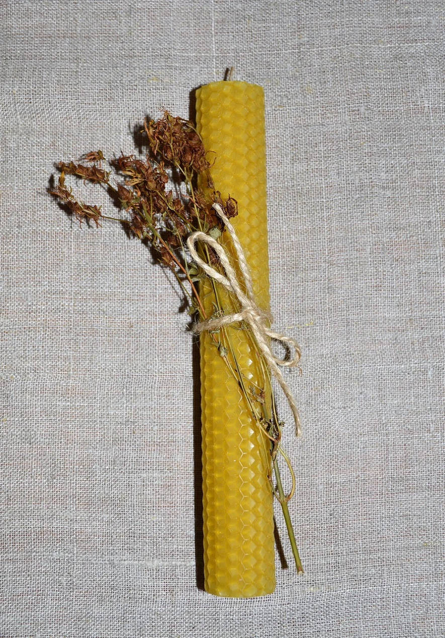 

Свеча из вощины с травами Зверобой, большая однослойная, Желтый