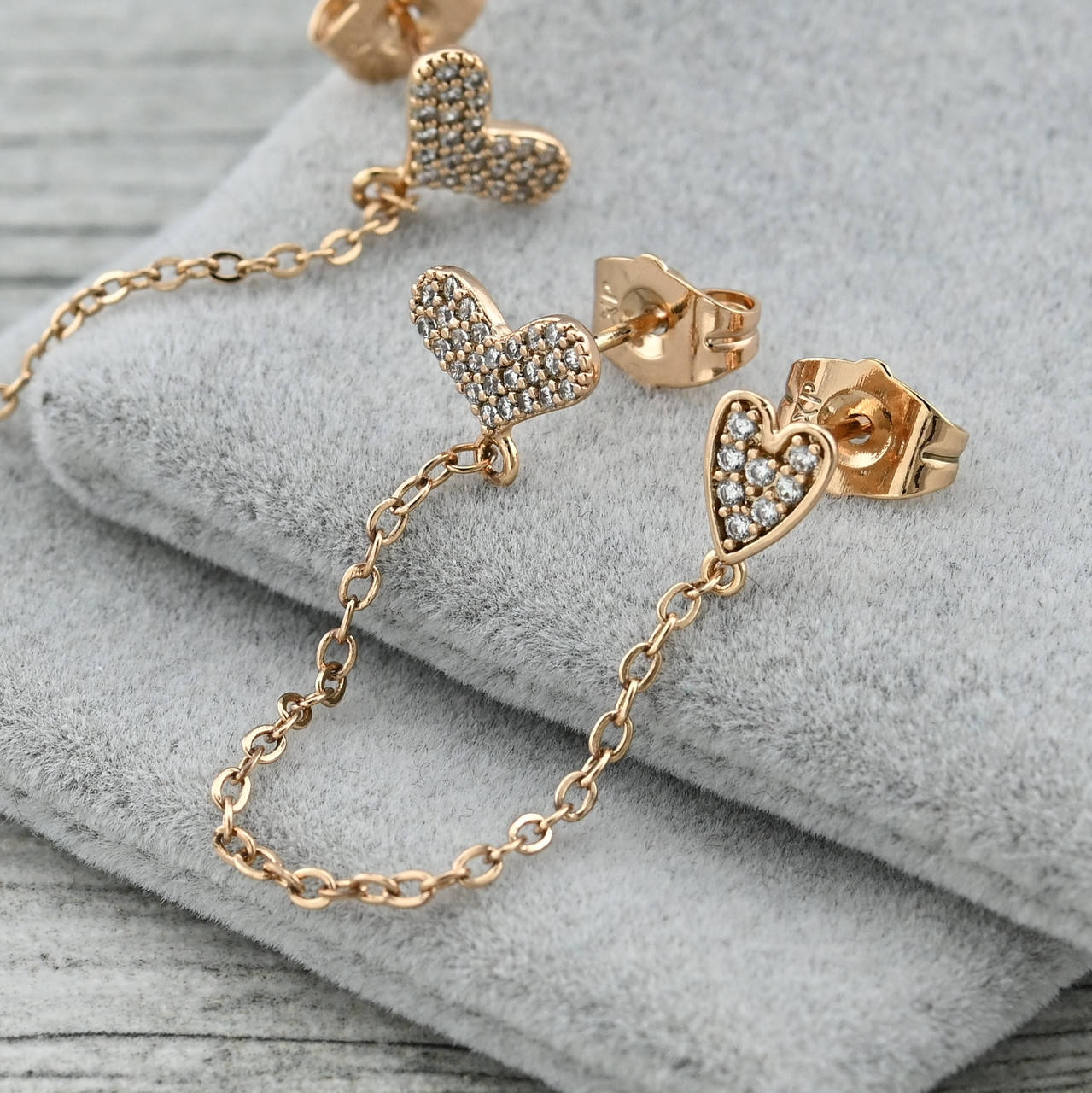 

Серьги на два прокола Влюбленные сердца 36376 размер 68х10 мм белые фианиты вес 2.4 г позолота 18К