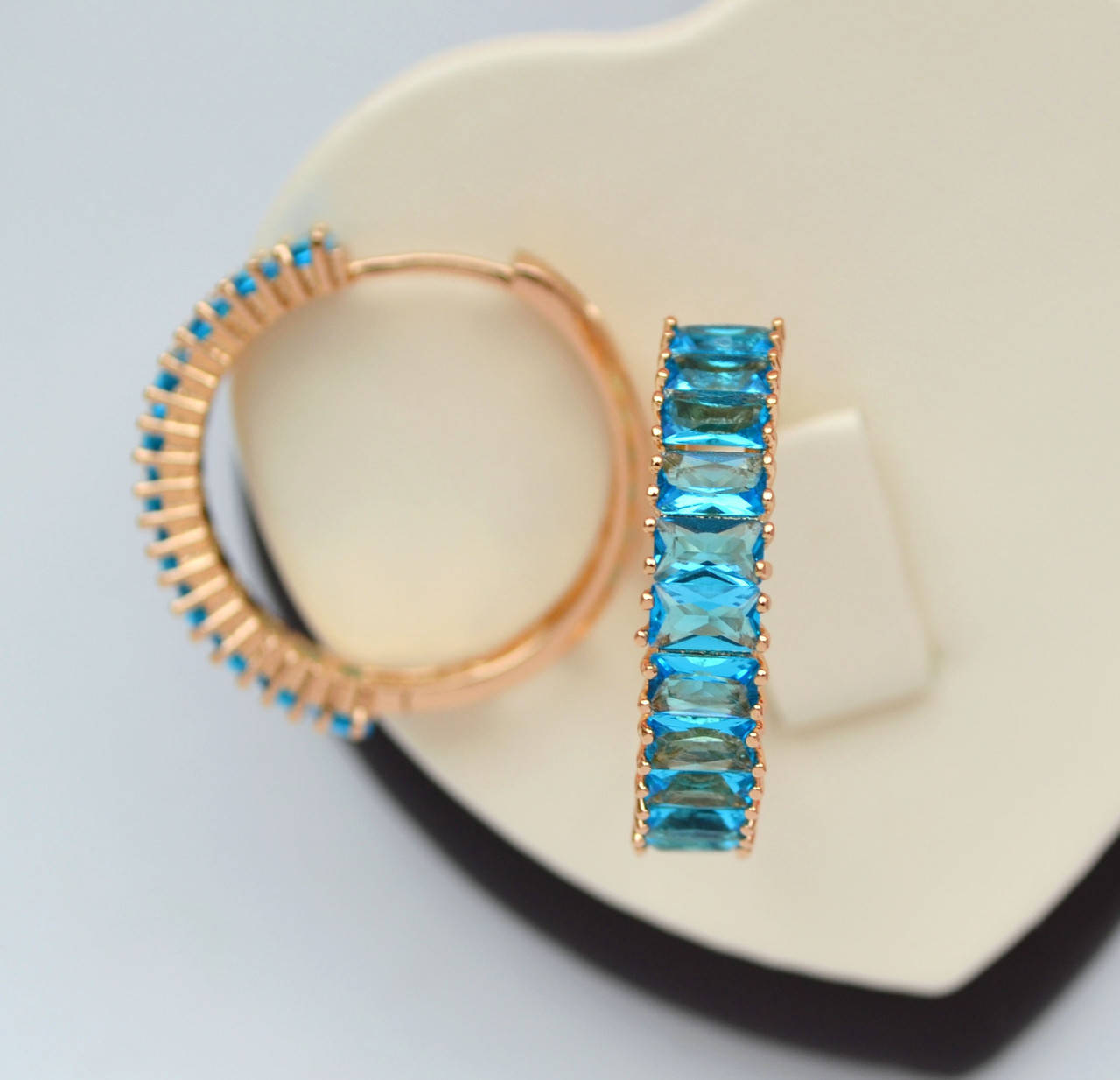 

Серьги-кольца с аквамариновыми кристаллами Xuping позолота 18к. диаметр 2.5 см.