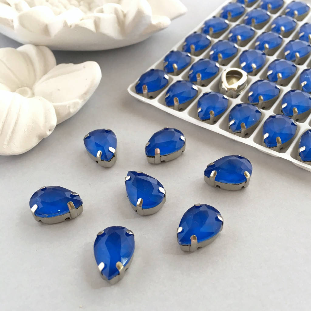 

Краплі (капли) 10х14 мм. Синій лаковий (синий лаковый). Стрази в цапах (срібло)