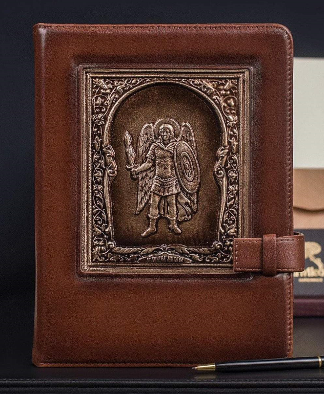 

Подарочный кожаный блокнот А5 "Архангел Михаил" большой, цвет коричневый с креплением для ручки