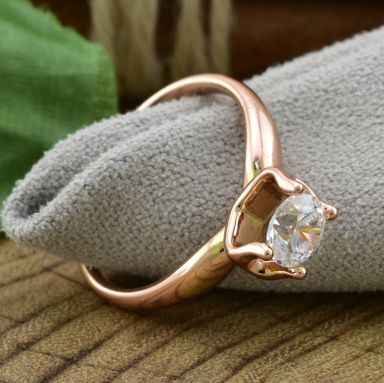 

Кольцо Xuping 14423 ширина 4 мм белые фианиты позолота РО размер 20