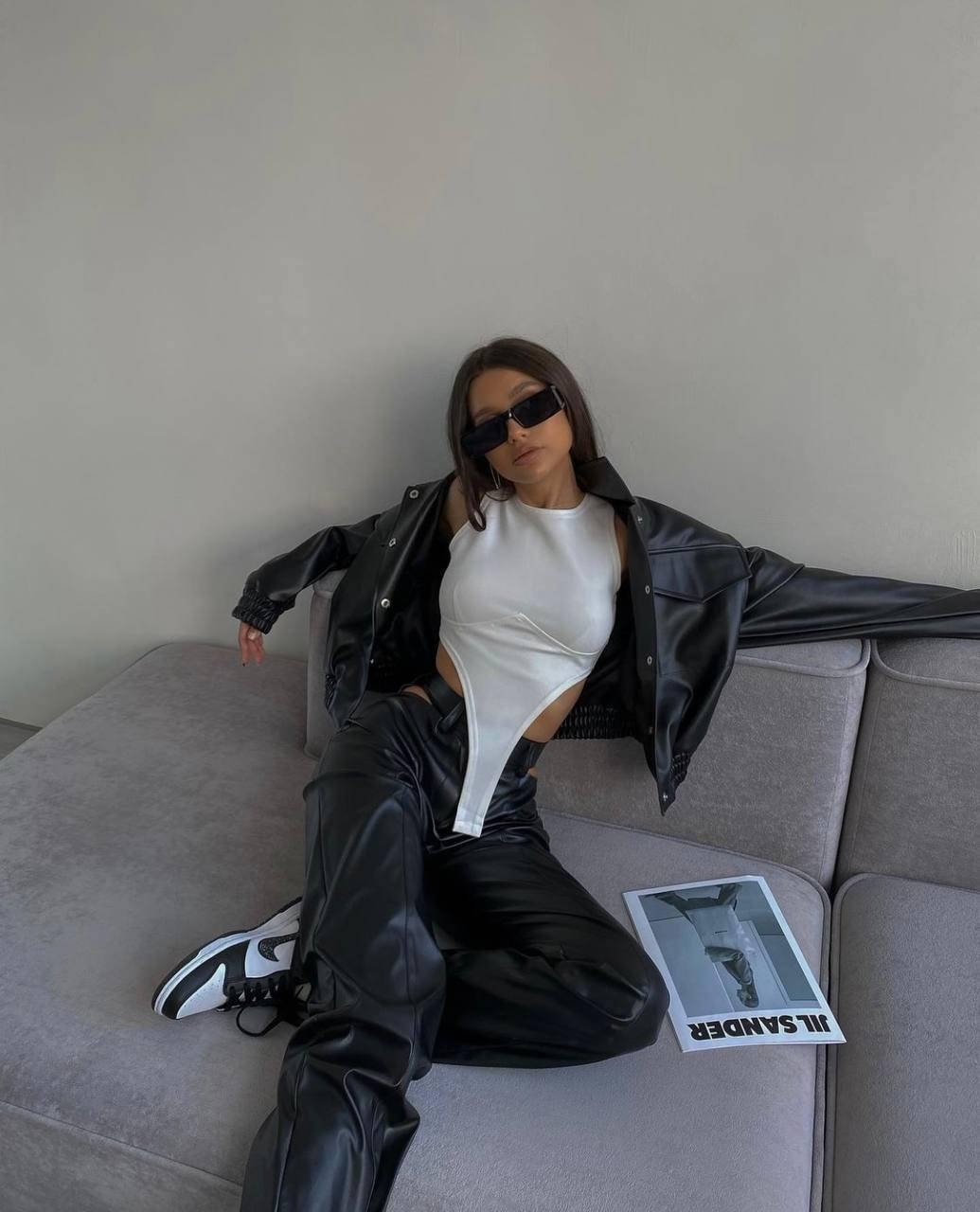 

Женский бомбер короткий на молнии из эко-кожи размеры норма 46/48, Черный