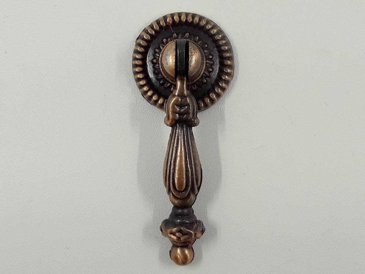 

Ручка мебельная вислюлька1092 медь