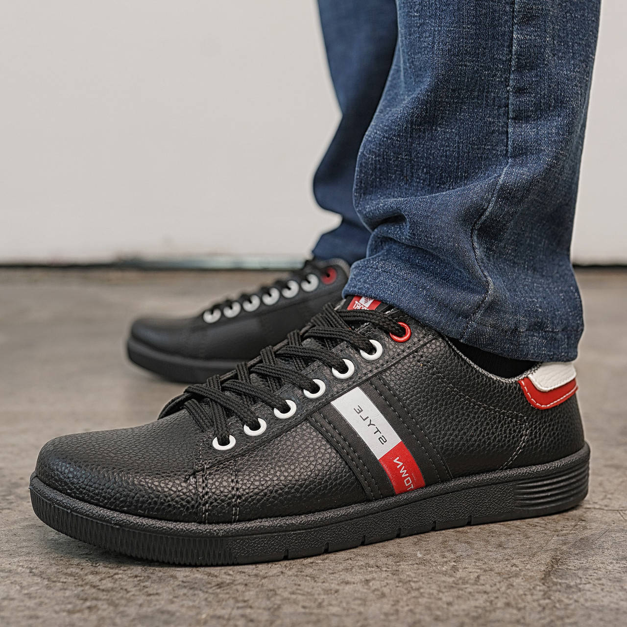 

Мужские черные кроссовки с красно белой вставкой, Черный