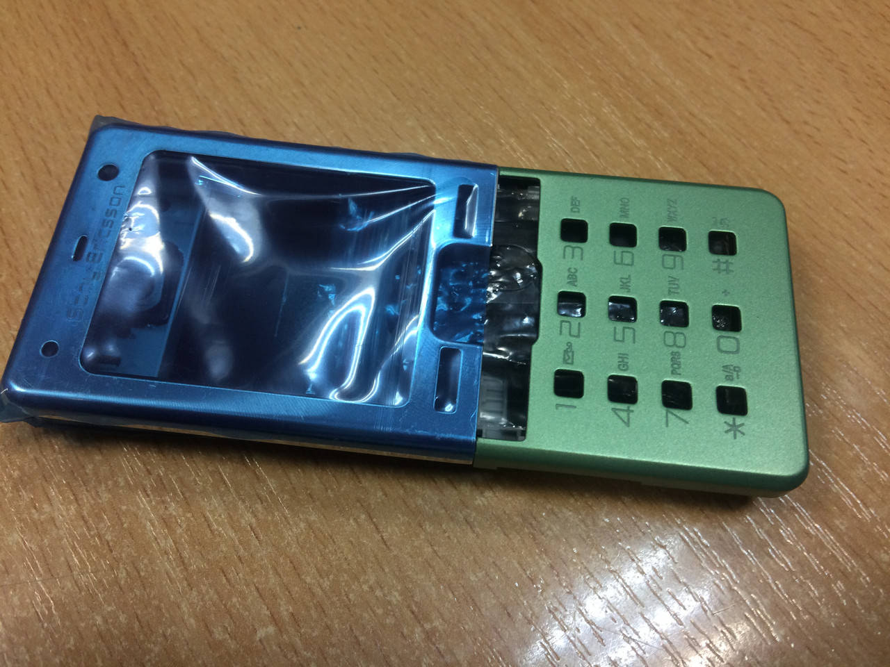 

Корпус Sony Ericsson T650 Кат. Extra Цвет: золотой, Зелёный