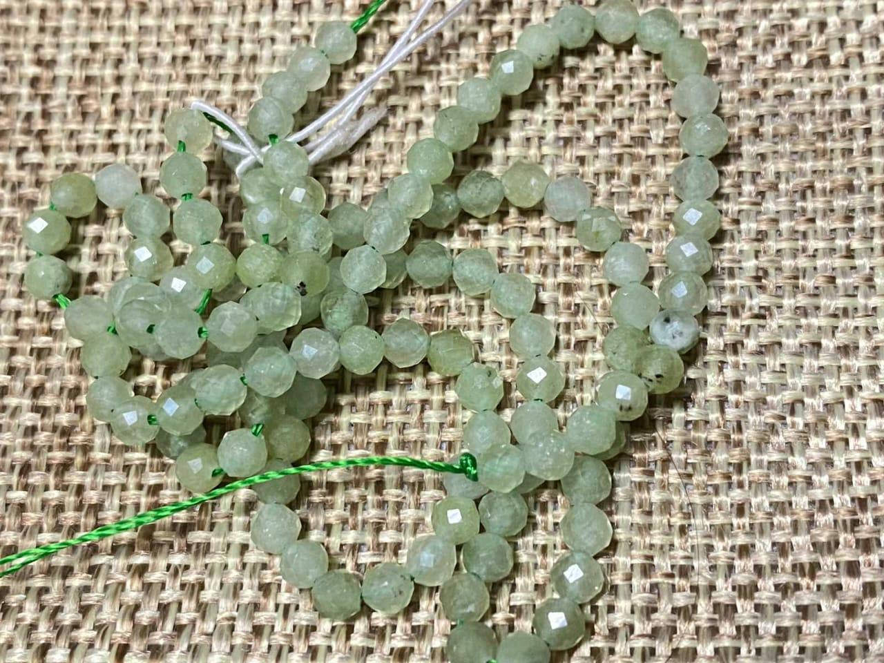 

Бусины Нефрит на нитке граненный шарик d-3мм L-38см