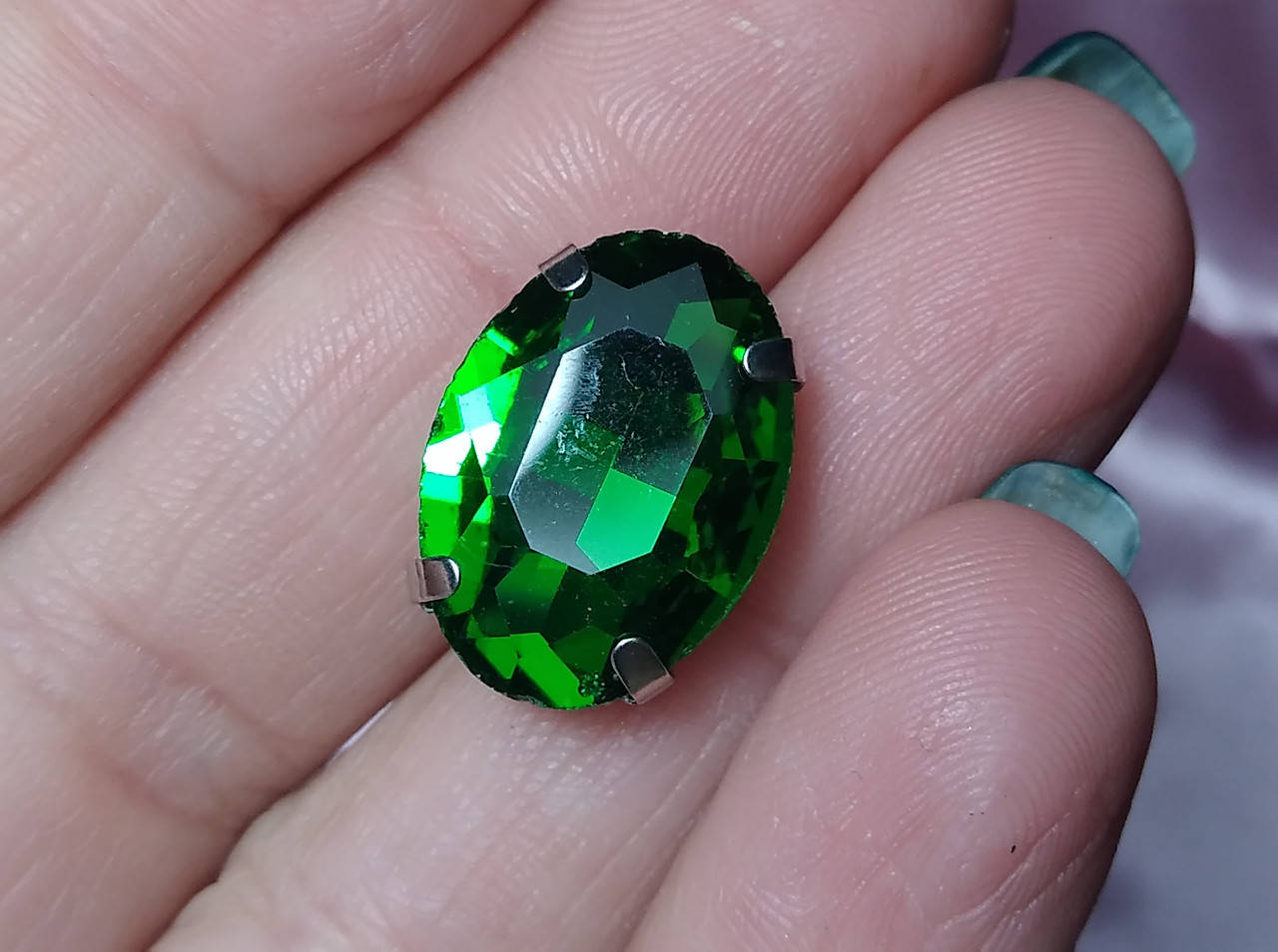 

Камень овал кристалл в цапах. 18 мм 13 мм Зеленый.