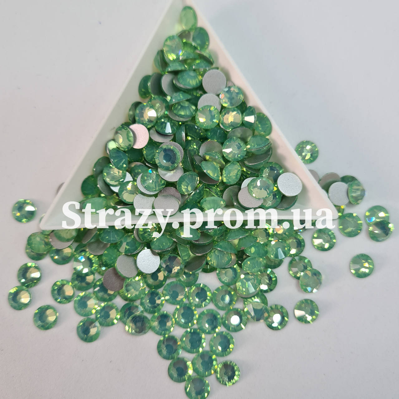 

Стразы ss16 Green Opal 1400шт, (4.0мм) "Premium"