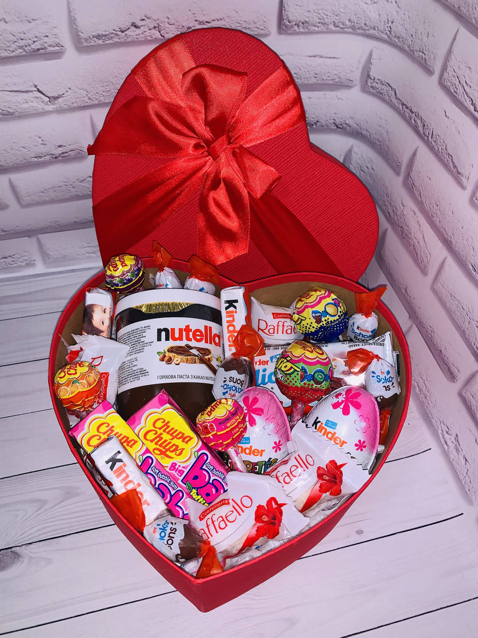 

Вкусный подарок для девушки с киндер-сюрпризами и nutella