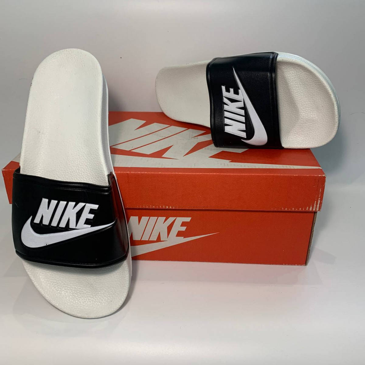 

Мужские тапки / сланцы / шлепанцы Nike Черный верх белый низ 41 UB арт. 5356