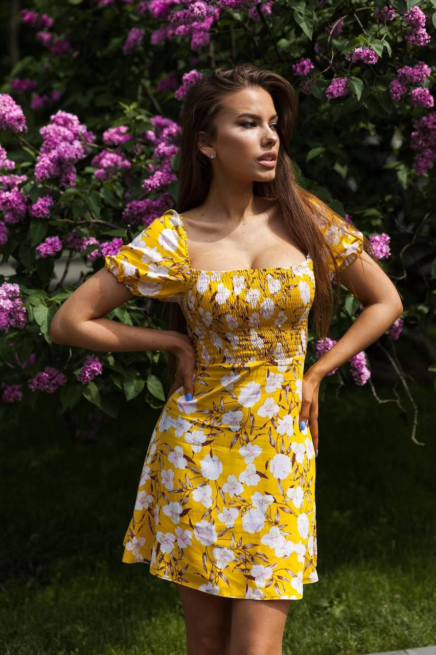 

Яркое платье с коротким рукавом фонариком