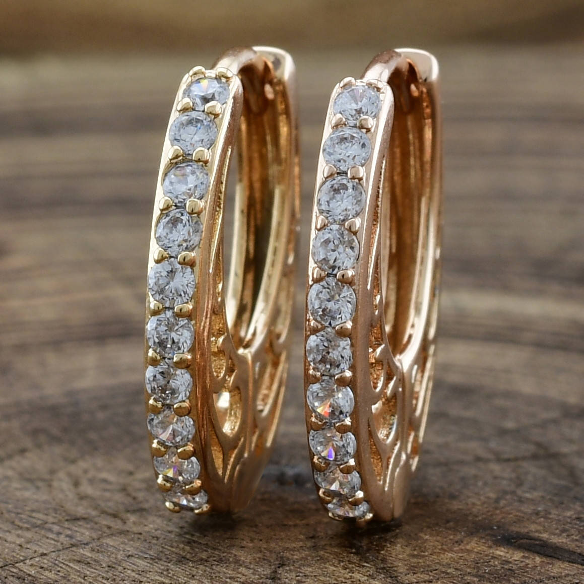 

Серьги Xuping 32044 размер 18х2 мм белые фианиты вес 2.7 г позолота 18К