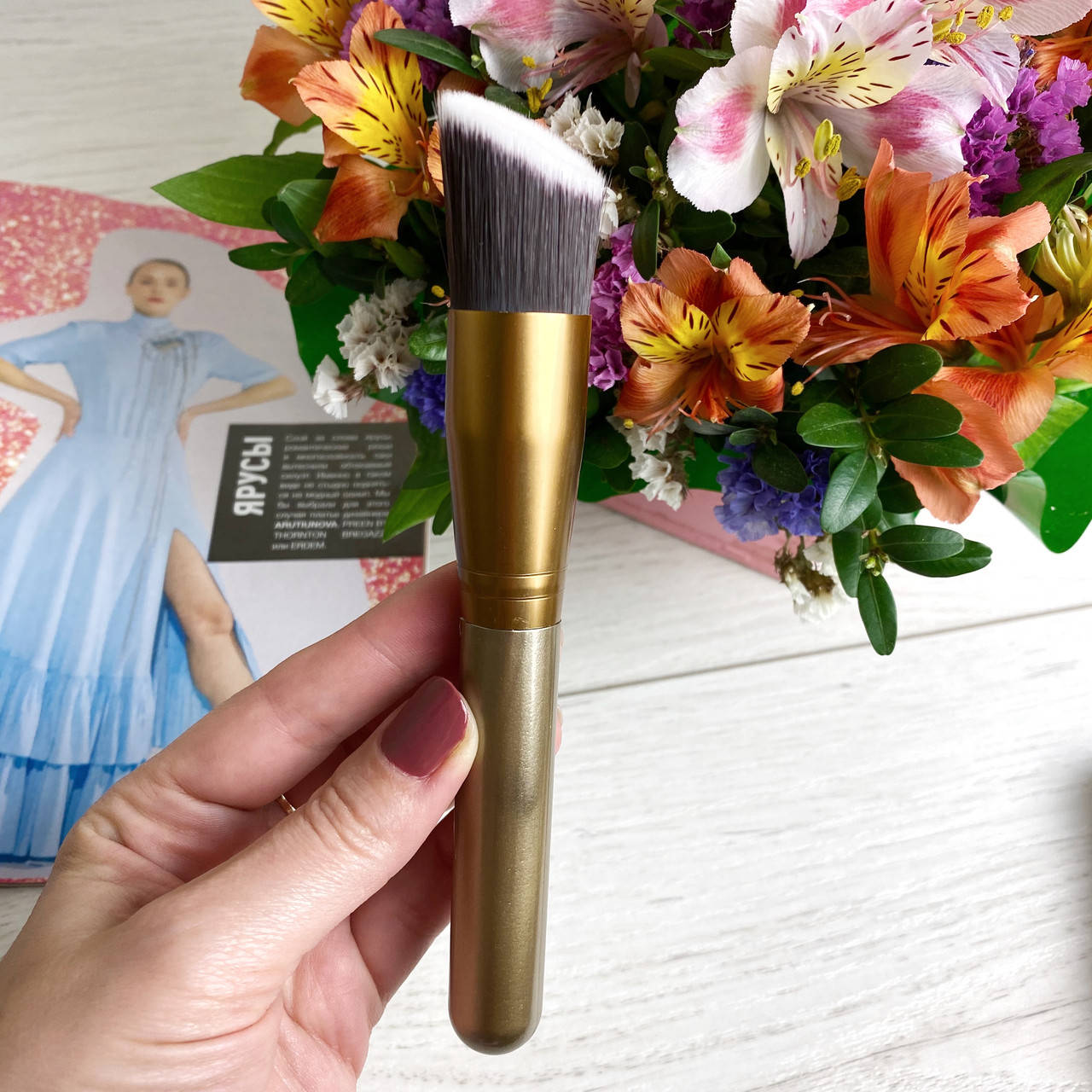 

Скошенная кисть для нанесения и растушевки тональных основ Loren.