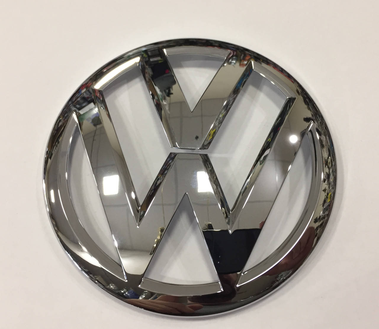 

Эмблема решетки радиатора Volkswagen Golf 7 5G08536012ZZ