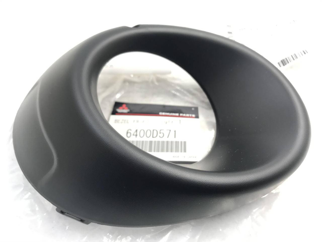 

Накладка переднього бампера ліва 6400D571. MITSUBISHI