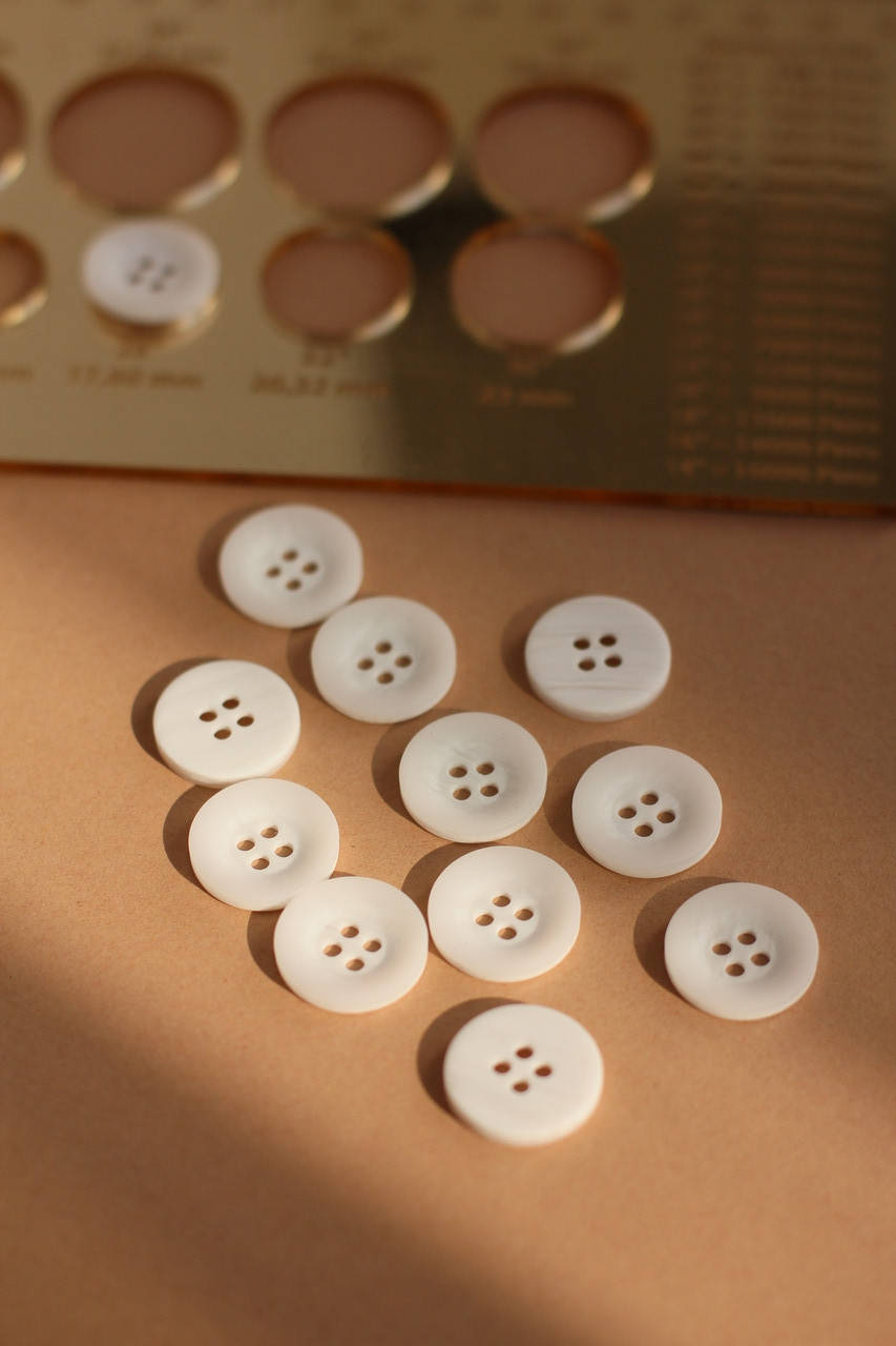 

Гудзики для одягу костюмні білі 28L - 18мм, Белый