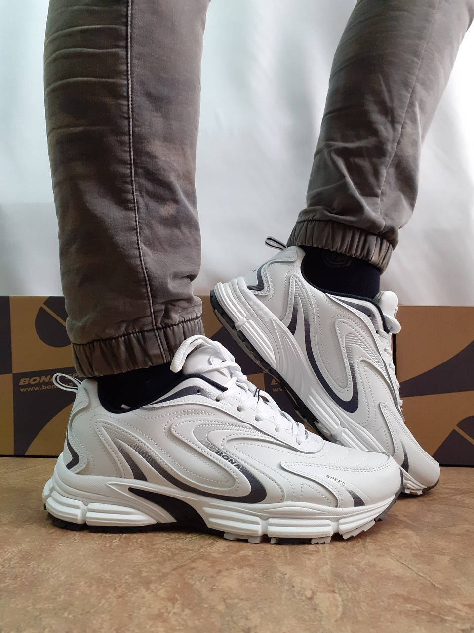 

Осенние-весенние кожаные белые кроссовки Bona, Белый