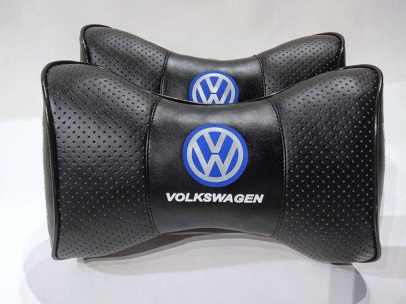 подушка в машину фольксваген. подушка фольксваген с логотипом в машину алькантара. подушки в автомобиль с логотипом фольксваген. автомобильные подушки с логотипом vw. фиксатор головы на подголовник.
