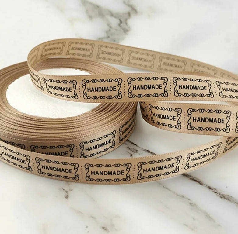 

Атласная лента с надписью HandMade светло-коричневая ширина 1,5 см