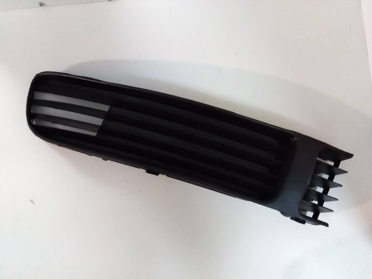 

Решетка бампера правая Volkswagen Passat B5, Пассат Б5. 1996 - 2000. 3B0853678B., Черный