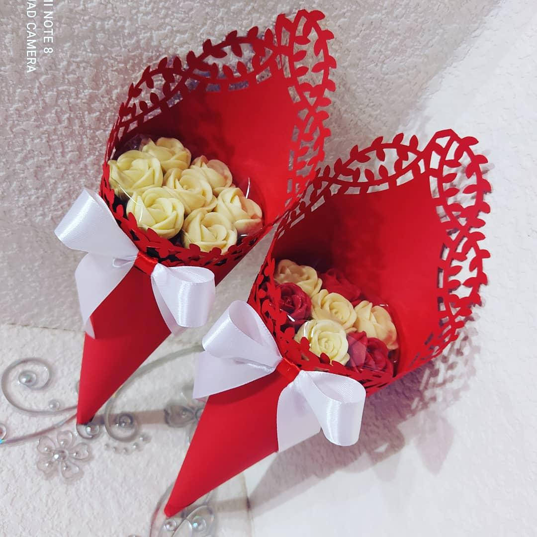 

Букет из 7 шоколадных роз высота букета около 40 см На корпоративные подарки действует ПРЕДЗАКАЗ