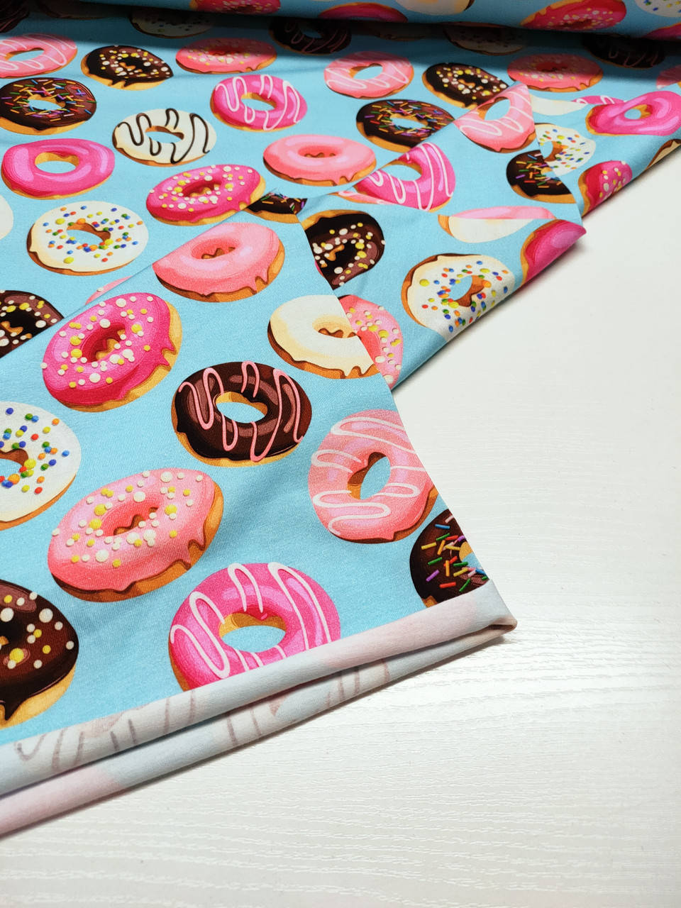 

Стрейч кулир принт "Пончики на ментоле " - 180см. (диджитал)