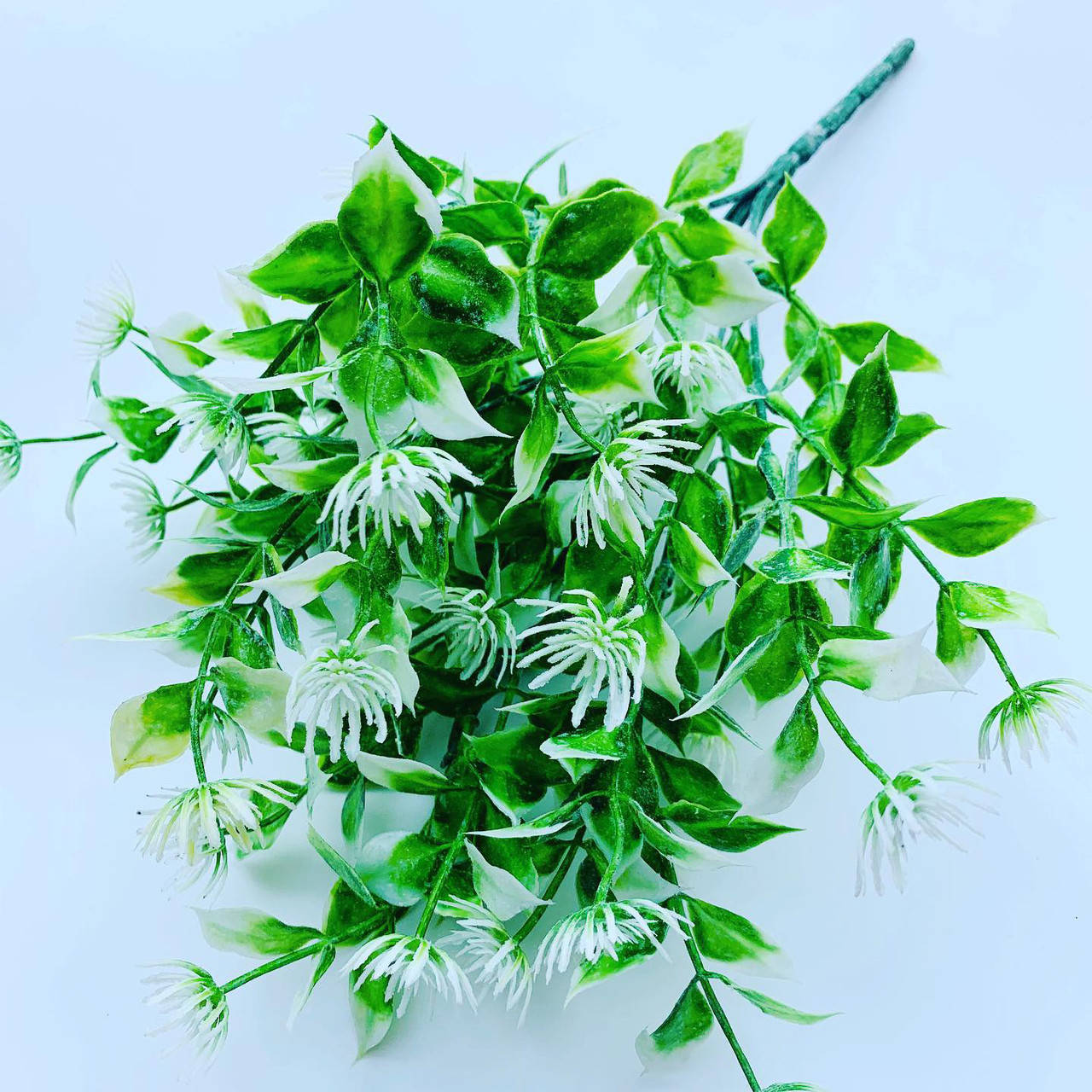 

Искусственный пластиковый куст.Куст-дополнитель.(бело-зелёный)