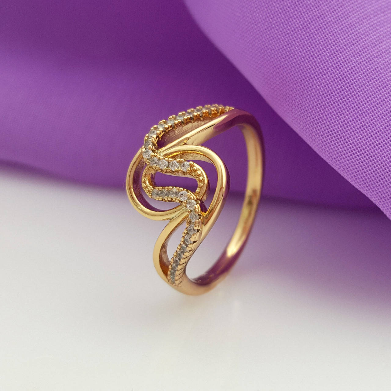 

Кольцо медсплав, Завиток с камнями, р.20.5; позолота Xuping