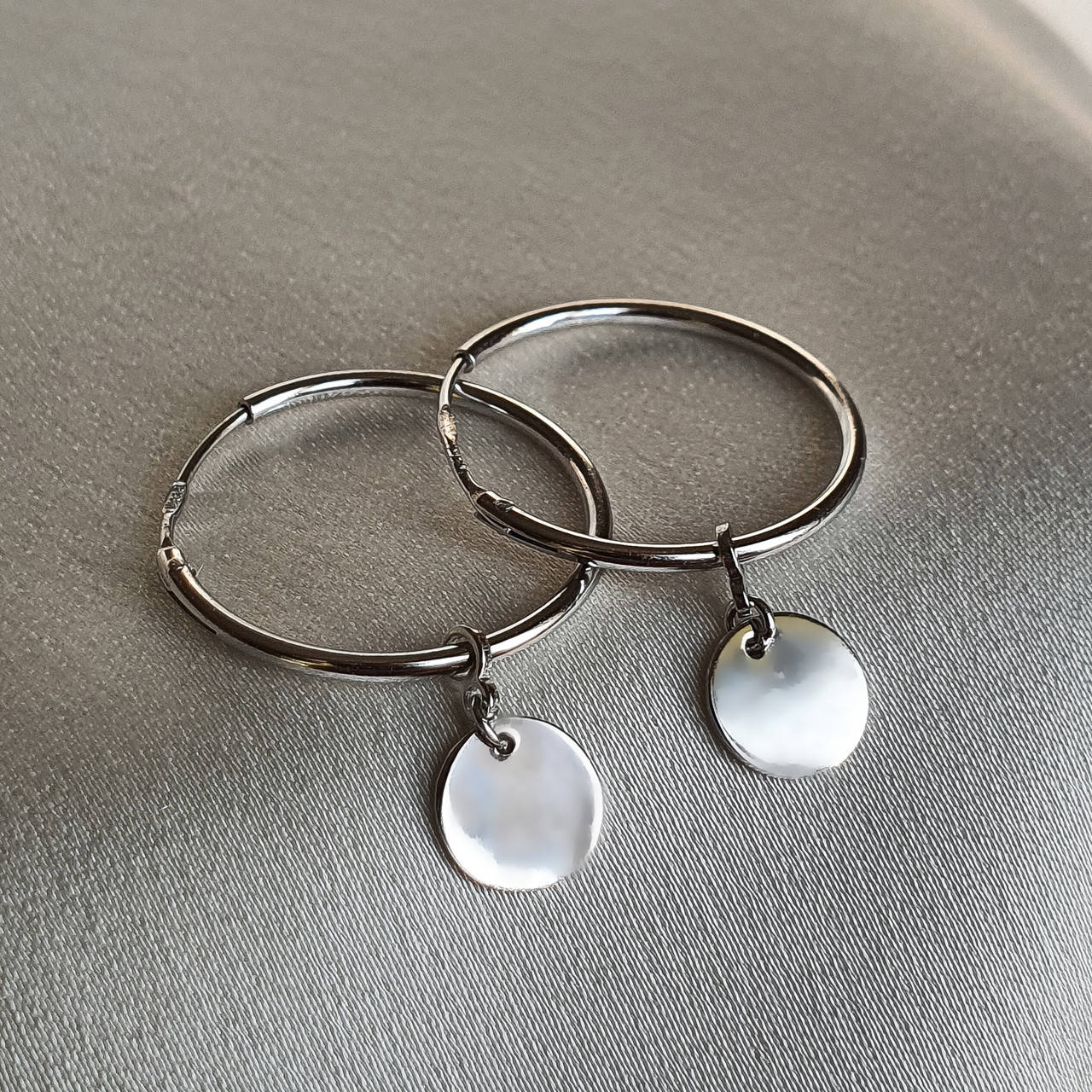 

Серьги - кольца серебряные с подвесной монеткой