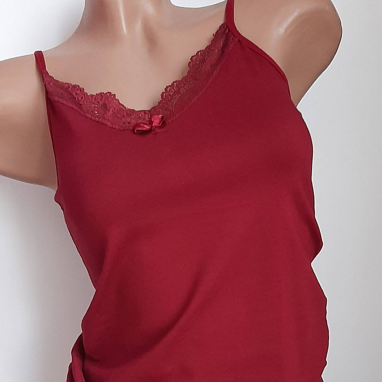 

Майка женская однотонная на тонких бретелях с кружевом M, Бордовый