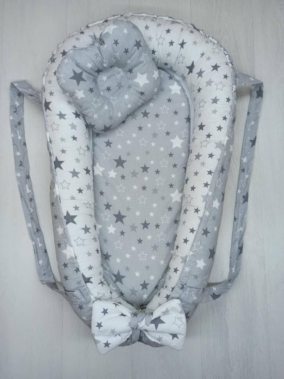 

Двухсторонний кокон - гнездышко для новорожденных деток с ортопедической подушкой. Серый звезды