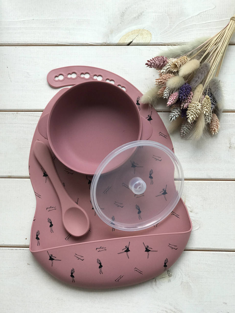 

Набір дитячого посуду для годування 4 предмета мисочка на присосці з кришкою, слюнявчик і силіконова ложечка, Розовый