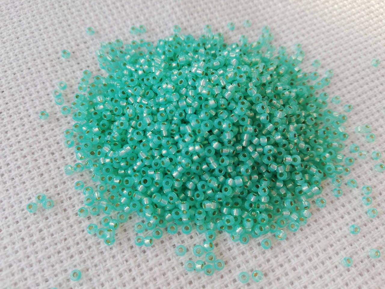 

Японський бісер Miyuki Круглий 11/0 0571 - Dyed Sea Green S/L Alabaster